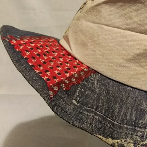 Walt Disney Bucket Hat - Picture 3 of 6